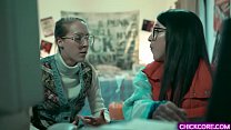 Die nerdigen lesbischen Teenager Cadence Lux und Serena Blair experimentierten mit einer virtuellen 3D-Kreation, die zum Leben erweckt wurde, und starteten mit ihr einen heißen Lesbendreier.