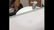 Ragazzo gay masturbandosi in bagno
