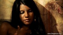 La notte romantica si muove da una donna indiana sexy