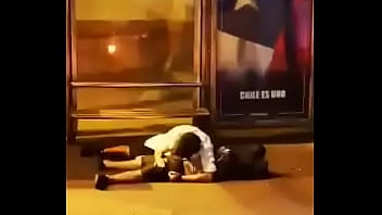 J'attrape un garçon faisant une fellation à son ami dans la rue de Santiago du Chili