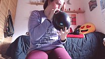 Se hai un feticismo per i grossi palloncini non perderti questo fantastico video