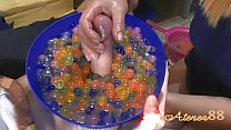 Jovem faz um handjob suave com muitas bolas de óleo e água