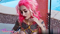 Des lesbiennes aux cheveux colorés se masturbent avec des jouets sexuels Pussys près de la piscine et fumer du jade de flamme
