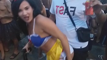 カシャーサのブロックにいるビアンカ・ダス・ネベスはファンを引きずって性交させます。 XvRedでもっと見る