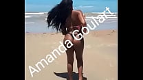 Amanda Goulart très chaude sur la plage
