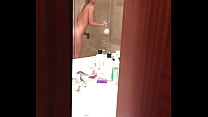 ホテルのシャワーでオーガズムの間に変態映画ブロンドの女の子