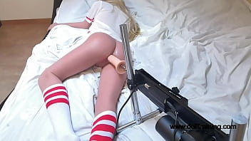 Сверхтихая машина для траха против гиперреалистичной секс-куклы! [Часть 1/2] (www.dolltraining.com)
