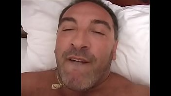 Roberto Malone - pajeándose en la cama (video 22)