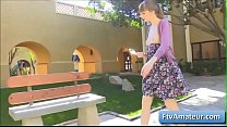 Die junge blonde Teenie-Amateurin Alana fickt ihre saftige rosa Muschi im Freien mit einem Glasdildo für einen intensiven und starken Orgasmus