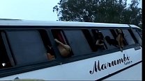 Chicas brasileñas traviesas decidieron causar caos en el autobús h. por la ventana sus jugosos y redondos traseros desnudos y tetas