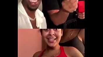 La ragazza mostra le sue tette in webcam
