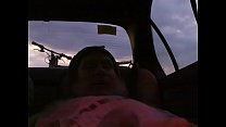 Un chauffeur nu se masturbe et éjacule à travers un drap dans sa voiture alors qu'il était stationné à un arrêt de camion dans l'Ohio