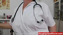 Enfermeira prática morena examinando sua vagina