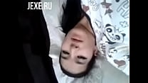 Pequeña chica de belleza uzbeka digitación coño en solo masturbación