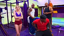 Une petite blonde doit baiser ces 3 gros mecs noirs pour utiliser la salle de gym ...