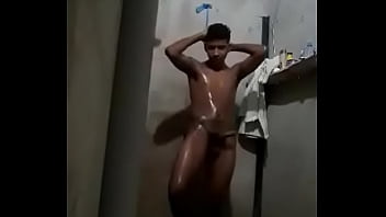 Молодой человек мастурбирует во время купания (2 часть)