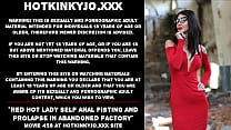 Red Hot Lady Selbst Anal Fisting und Vorfall in verlassenen Fabrik