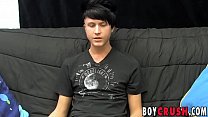 Giovane gay si masturba il suo cazzo gigante durante un'intervista