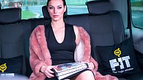 VIP SEX VAULT - Glamorous MILF Wife Sarah Highlight scopa con il tassista sulla strada