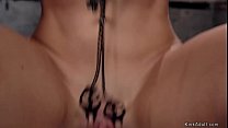 Esclava pelirroja en entrenamiento gangbang anal