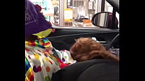 Clown bekommt Schwanz gelutscht, während er Essen bestellt