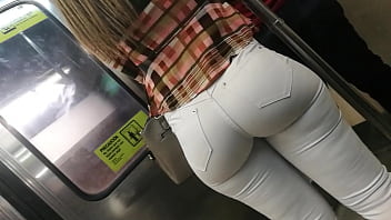 Schöner Arsch in weißen Jeans. Hintern. Großer Arsch in weißen Jeans