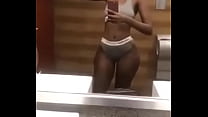Die ugandische Süße Jenny Nasasira zeigt unter der Dusche einen unglaublichen Körper