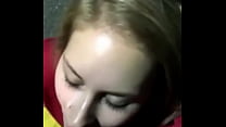Sexo anal y facial en público con una chica rubia en un estacionamiento