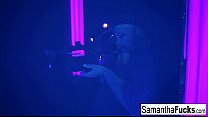 Samantha Saint scende in questo assolo di luce nera super caldo