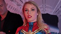 Amateur Boxxx - Dixie Lynn est une jeune fille Captain Marvel