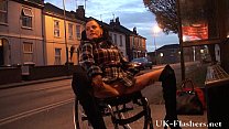 Лия Каприс светит киской на публике из инвалидной коляски с инвалидом