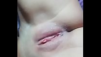 Kleine Schlampe wird nass, während ihre Vagina entzündet ist