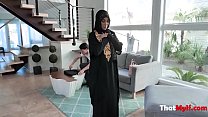 Une bite de MILF en hijab baise un réparateur - Kylie Kingston