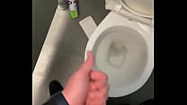 Croisière dans les toilettes publiques branlant ma bite dure avec une grosse éjaculation