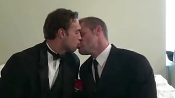 彼の結婚の日にゲイの男にキスするストレートガイ| GAYLAVIDA.COM