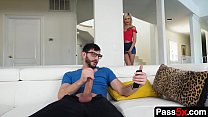 A meia-irmã adolescente sacanagem pega o meio-irmão se masturbando no sofá e se oferece para ajudá-lo em uma pequena troca