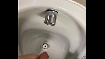 Croisière dans les toilettes publiques branlant ma bite humide et dure avec une grosse éjaculation à la fin