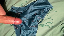 Sperme sur sa culotte en satin