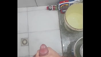 Ragazzo si masturba in bagno