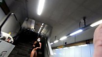 travesuras en el metro de la ciudad en cuarentena, me desnudo y me masturbo (video completo en JUSTFOR.FANS/FOXYHOT)