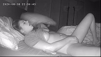 Грудастая юная дочка изо всех сил пытается кончить перед сном, скрытая камера