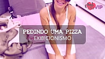 クリスティーナ・アルメイダがパンティーなしでピザの配達をからかい、夫がバスルームに隠れている、これはこのジャンルで記録された彼女の2番目のビデオでした