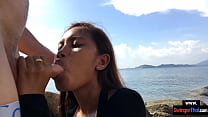 Öffentlicher Amateur-Blowjob von seiner süßen asiatischen Teenie-Freundin