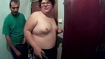 Comment j'aime sentir un bon concombre à l'intérieur et le frotter sur mon gros corps obèse sexy