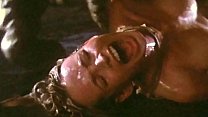 Worm Sex Scene do filme Galaxy Of Terror: O verme gigante amou e engravidou a oficial feminina da nave espacial.