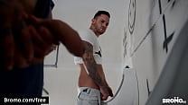 Urinol Sexo com dois machos tatuados no banheiro público - BROMO