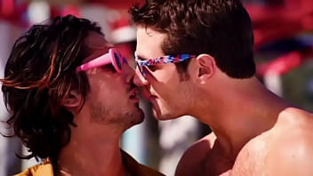 Beau Mirchoff e Avan Yogia Gay Kiss della serie TV Now Apocalypse | gaylavida.com