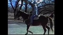Lusty cowboy con il petto dai capelli Frank Ruffner porta il suo amico John Michael in una tawn marrone