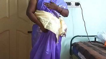 Raccogliendo il suo sari e mostrando la sua figa