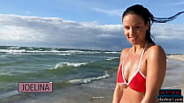 ドイツのMILFモデルJoelinaがビーチで裸になります